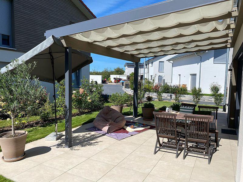 Günstiger Sonnenschutz für Terrasse mit Seilzug zur Selbstmontage