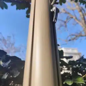 Sonnensegelmast alusimple auf Terrasse montiert