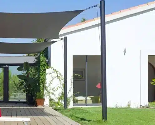 Sonnensegelmast alusimple auf Terrasse montiert