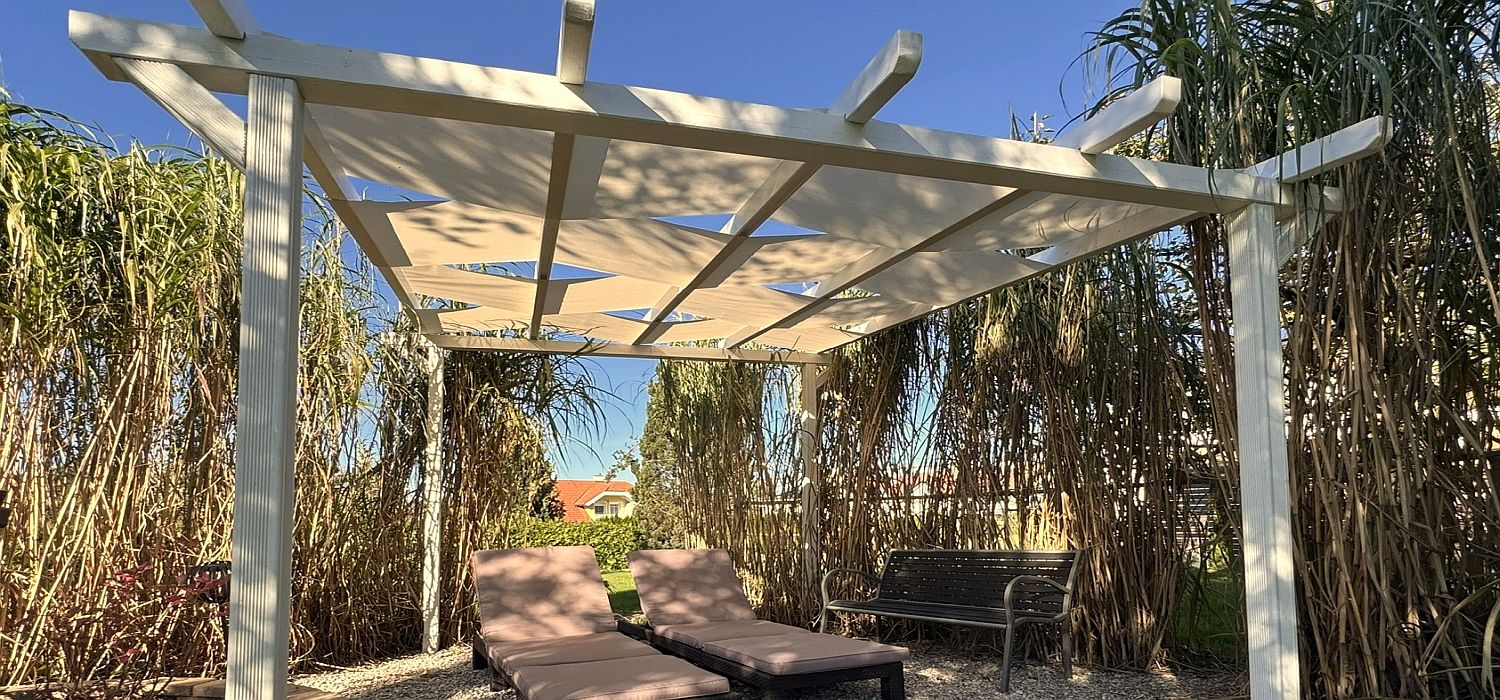 Pergolasonnensegel, der günstige und effektive Sonnenschutz für Ihre unverglaste Pergola. Einfach und schnelle Montage - waschbar und sturmsicher.