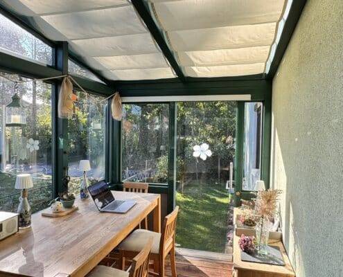 Fixes Sonnensegel zur Beschattung einer Terrassenüberdachung