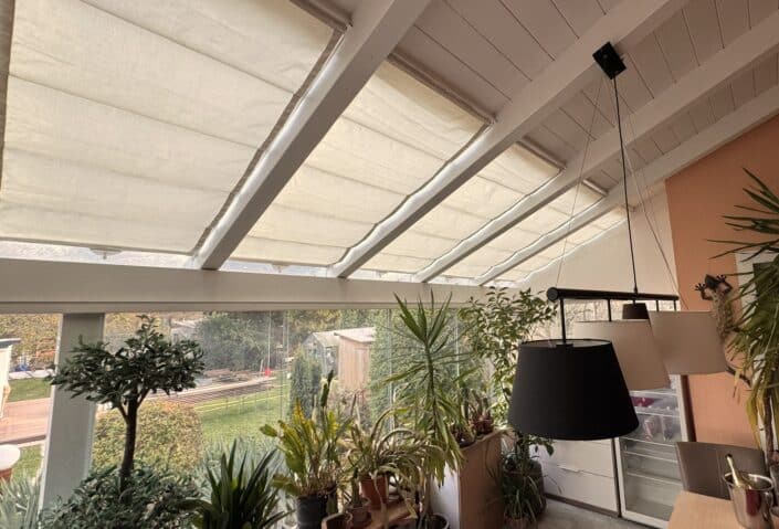 „Schienensegel auf Laufschienen, flexibel verschiebbar zur variablen Beschattung einer Pergola.“