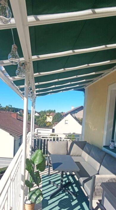 „ShadeWave Slide Schienensegel als flexibler Sonnenschutz in einer Pergola – stilvolle Stoffbahnen für Schatten und gemütliche Atmosphäre“