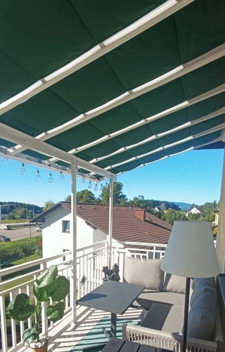 „ShadeWave Slide Schienensegel als flexibler Sonnenschutz in einer Pergola – stilvolle Stoffbahnen für Schatten und gemütliche Atmosphäre“
