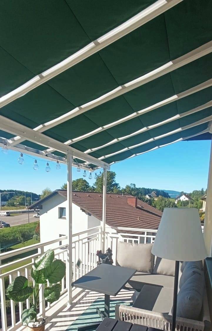„ShadeWave Slide Schienensegel als flexibler Sonnenschutz in einer Pergola – stilvolle Stoffbahnen für Schatten und gemütliche Atmosphäre“