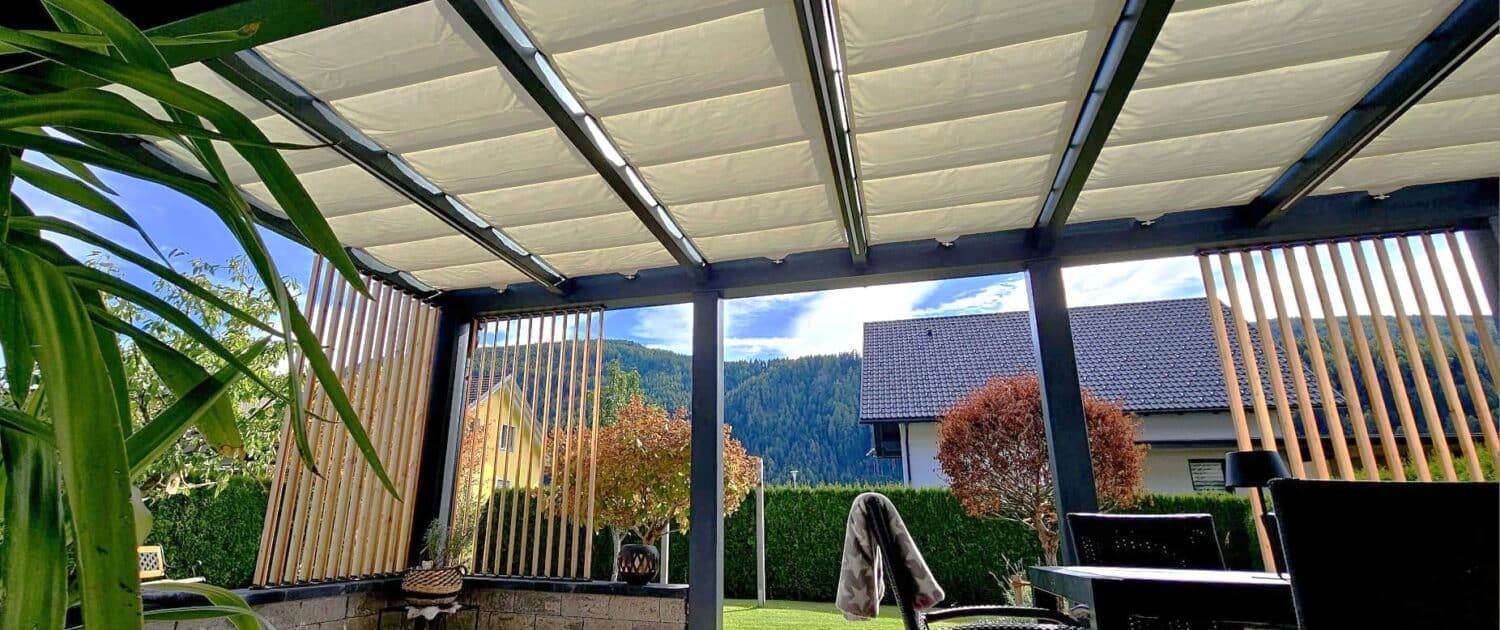 Shadewave-Slide „Schienensegel auf Laufschienen, flexibel verschiebbar zur variablen Beschattung einer Pergola.“