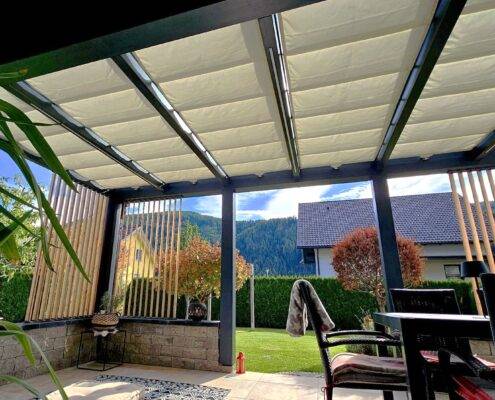 „Schienensegel auf Laufschienen, flexibel verschiebbar zur variablen Beschattung einer Pergola.“