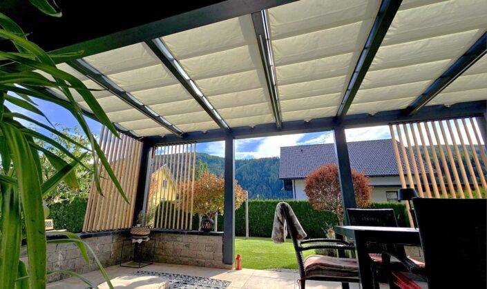 Shadewave-Slide „Schienensegel auf Laufschienen, flexibel verschiebbar zur variablen Beschattung einer Pergola.“