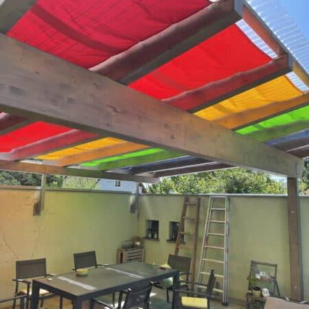 Seilspannsegel in Sonderfarben als Sonnenschutz für ihre Pergola