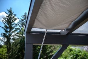 Seilspannsegel die auf Ösen geführt werden