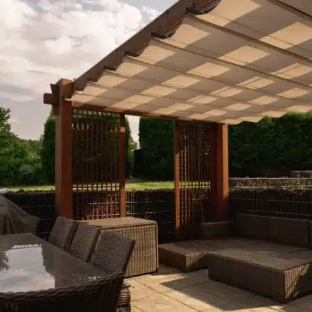 Baldachinsonnensegel, ausgefahren in bestehender Holzkonstruktion