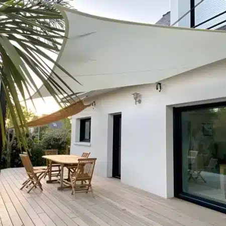 Alltagssegel Solar 200 am Haus montiert.