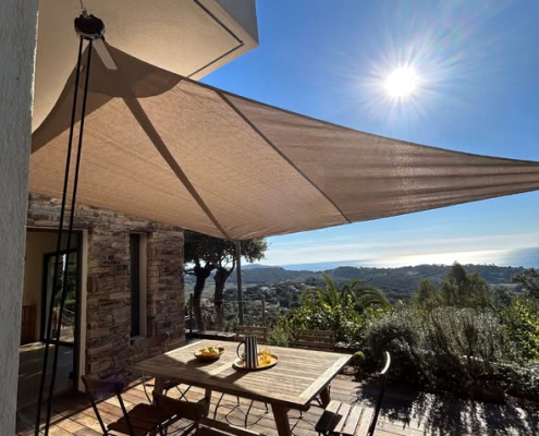 Rollsonnensegel Winsch auf schöner Terrasse